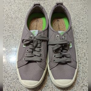 Cariuma Oca Low Taupe Canvas Sneakers